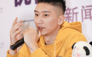 雷速官网-球员拼尽全力，赛场上风起云涌，现场观众热情不减