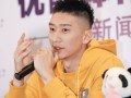 雷速官网-球员拼尽全力，赛场上风起云涌，现场观众热情不减