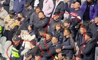 雷速-裁判因吹罚失误被球迷围攻，场面混乱