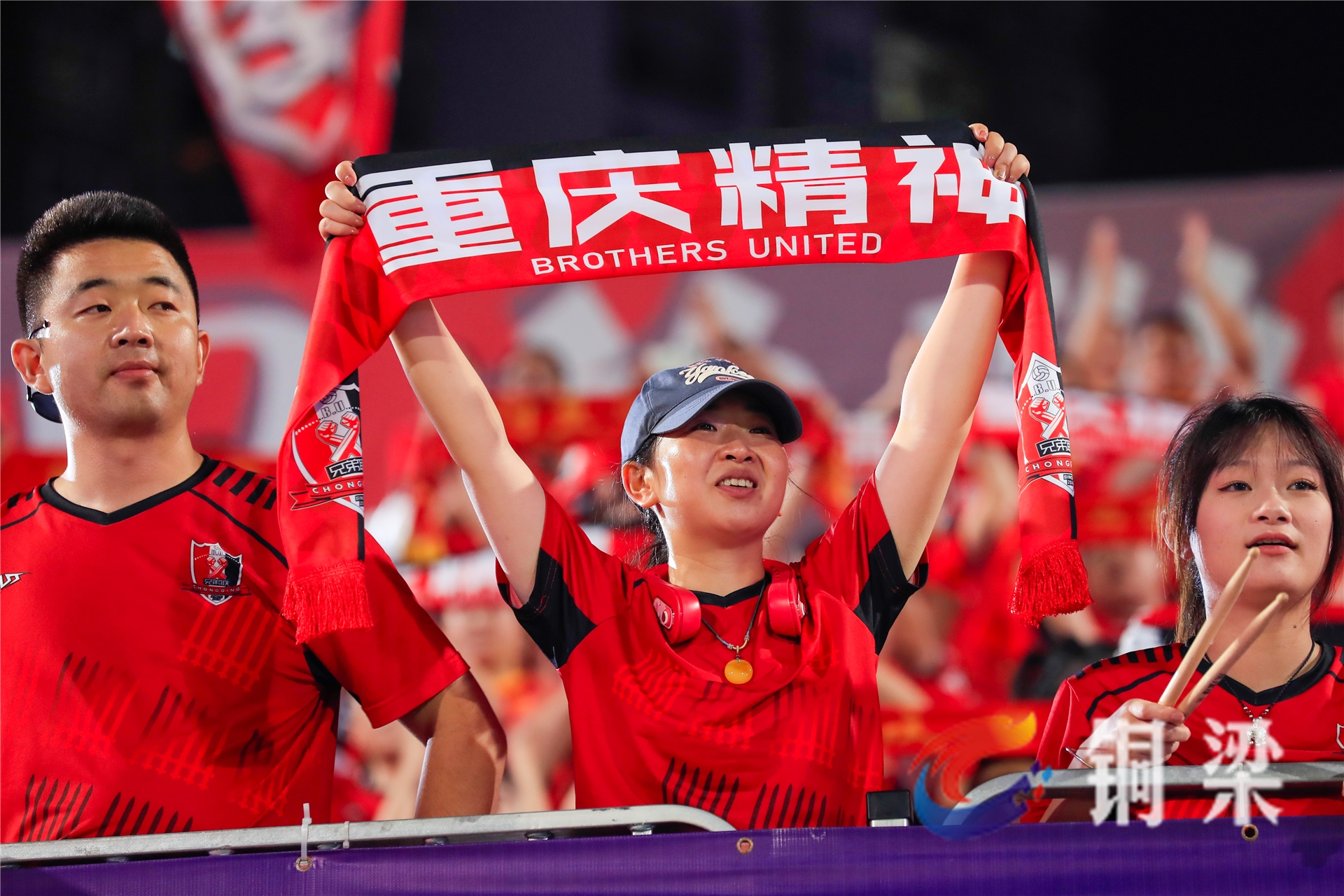 雷速官网-重庆江北区体育场内外热情洋溢，主队猛涨威风飒飒-第1张图片-雷速官网